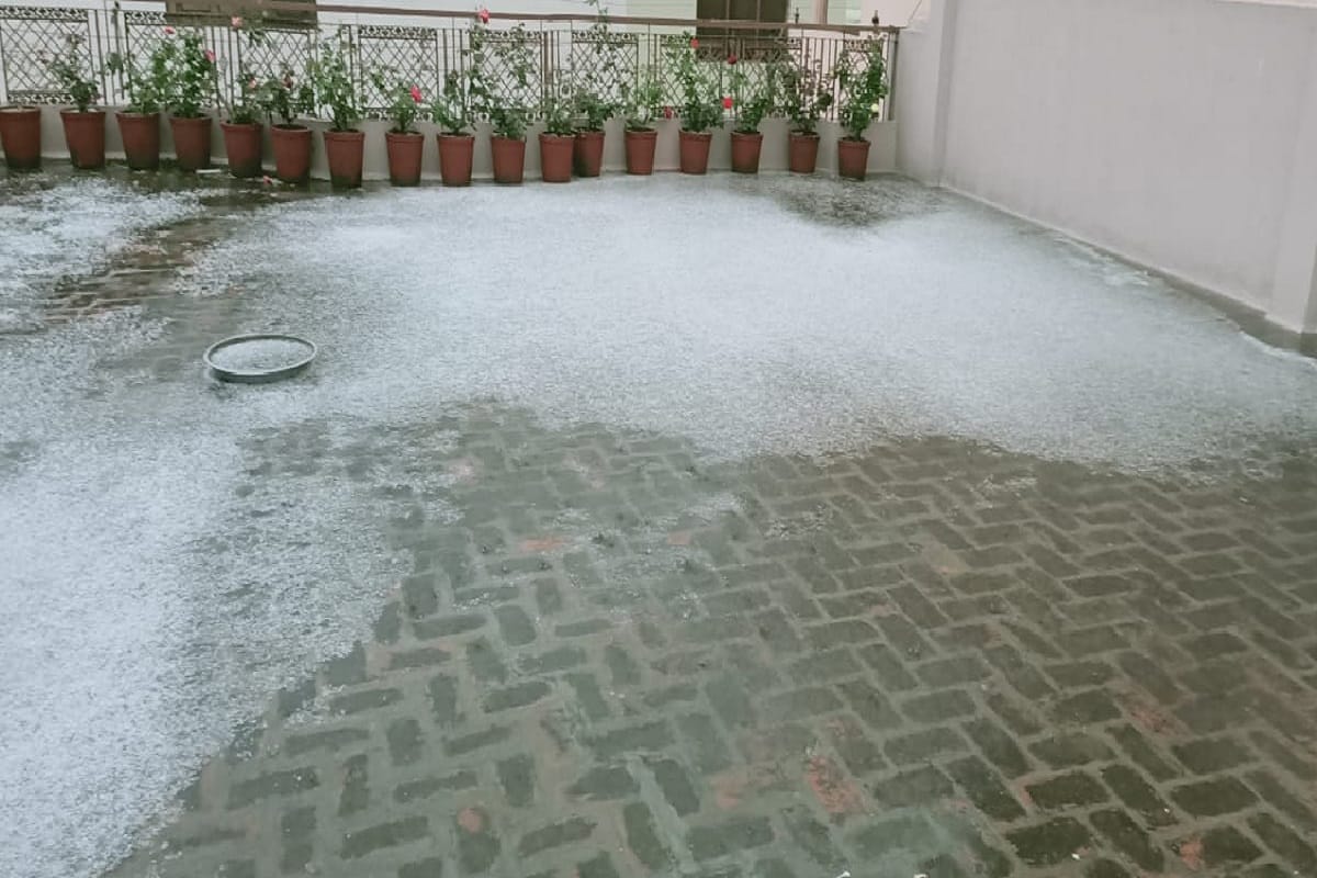 There is hailstorm with rain in Muzaffarnagar of Uttar Pradesh