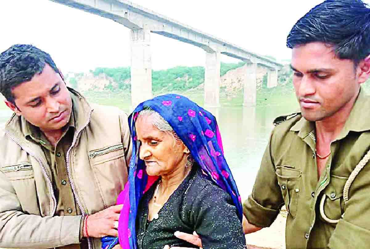 Disappointed with life, the old woman jumped in Chambal