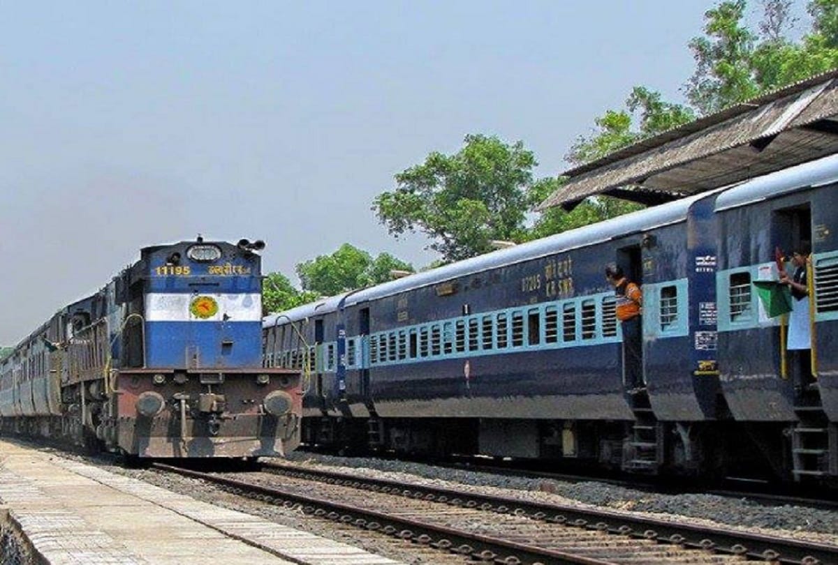 reservation started, waiting in Mumbai trains for Holi