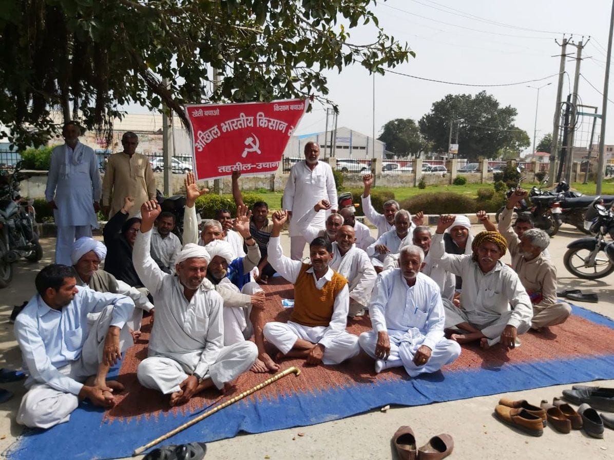 the farmers staged a protest demanding the fall of bad crops