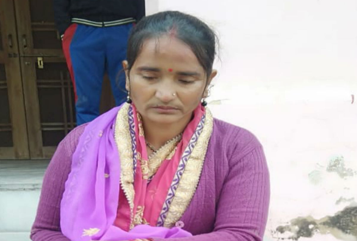 woman attempt to suicide by jumping in the canal in mainpuri news