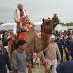ऊंट की सवारी करते मुख्यमंत्री