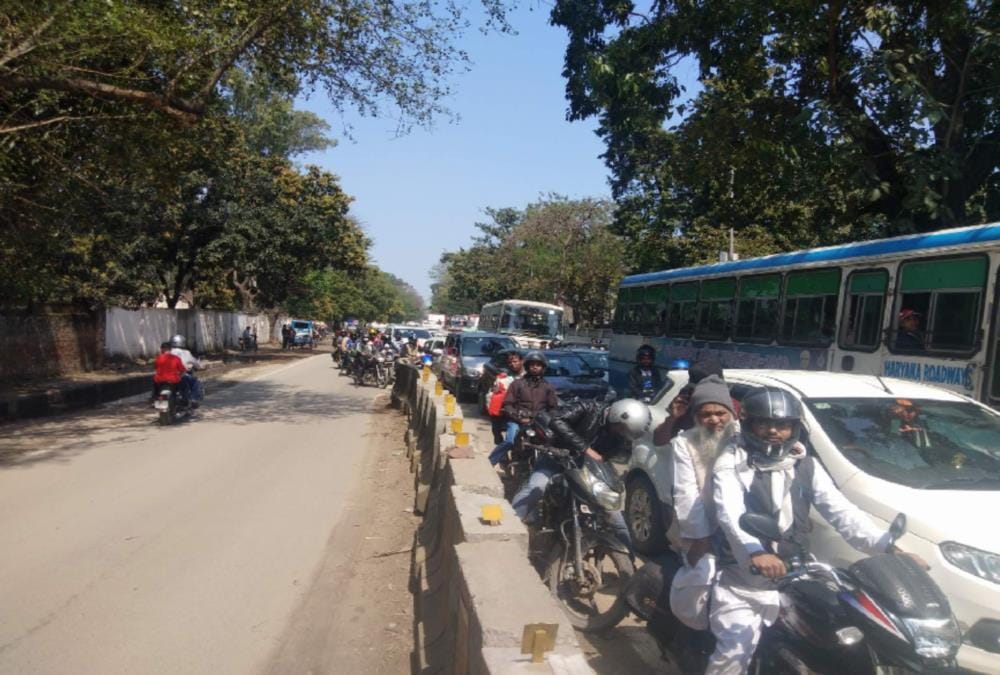 Overloaded Truck overturned on Mohanpura railway over bridge , traffic jam till 14 hours in roorkee