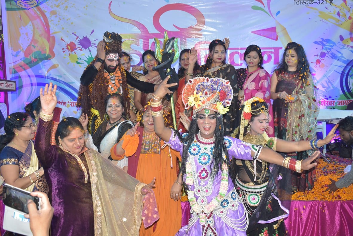 Abir Gulal flew in Holi meeting
