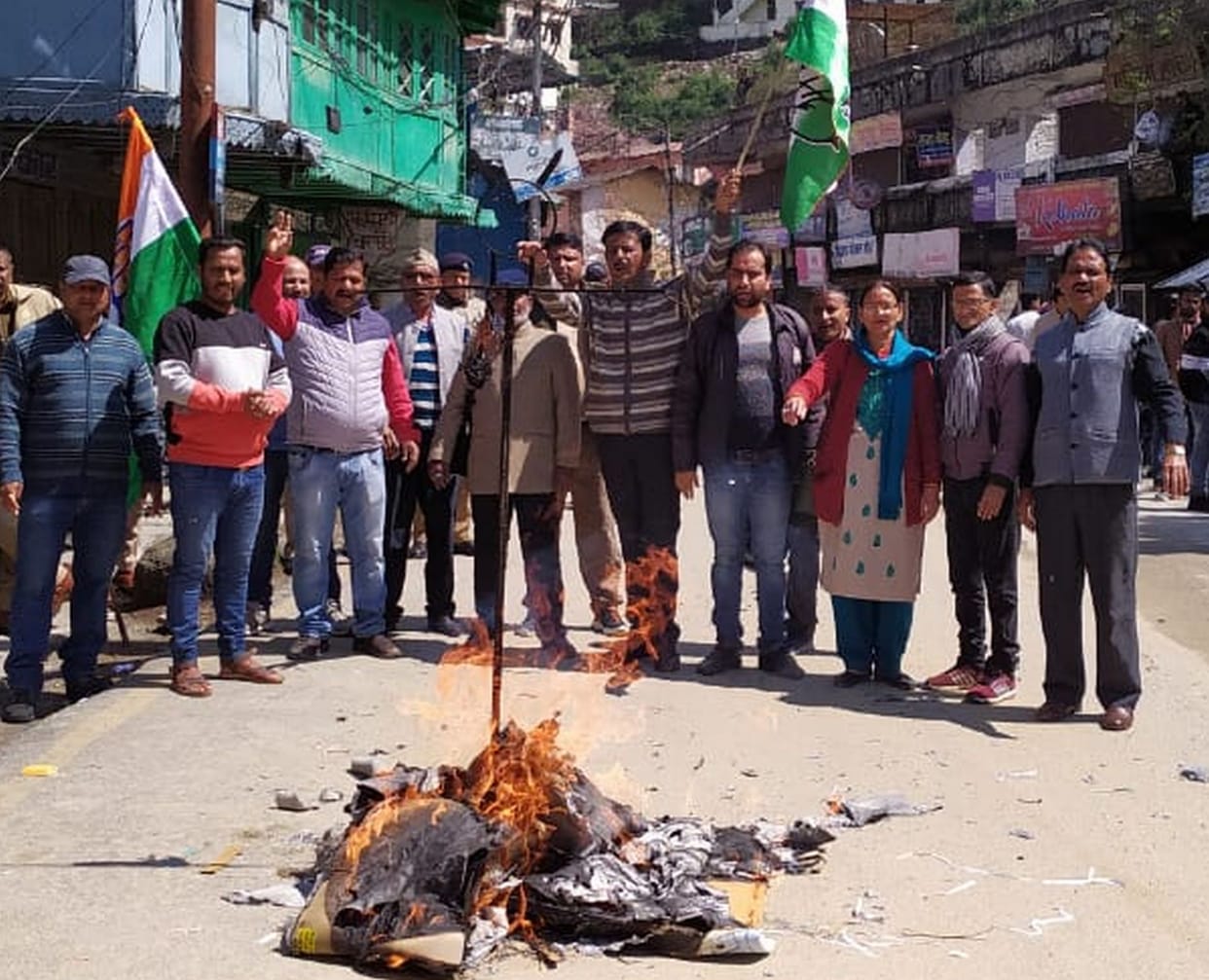 Congressmen burnt effigy of Modi government