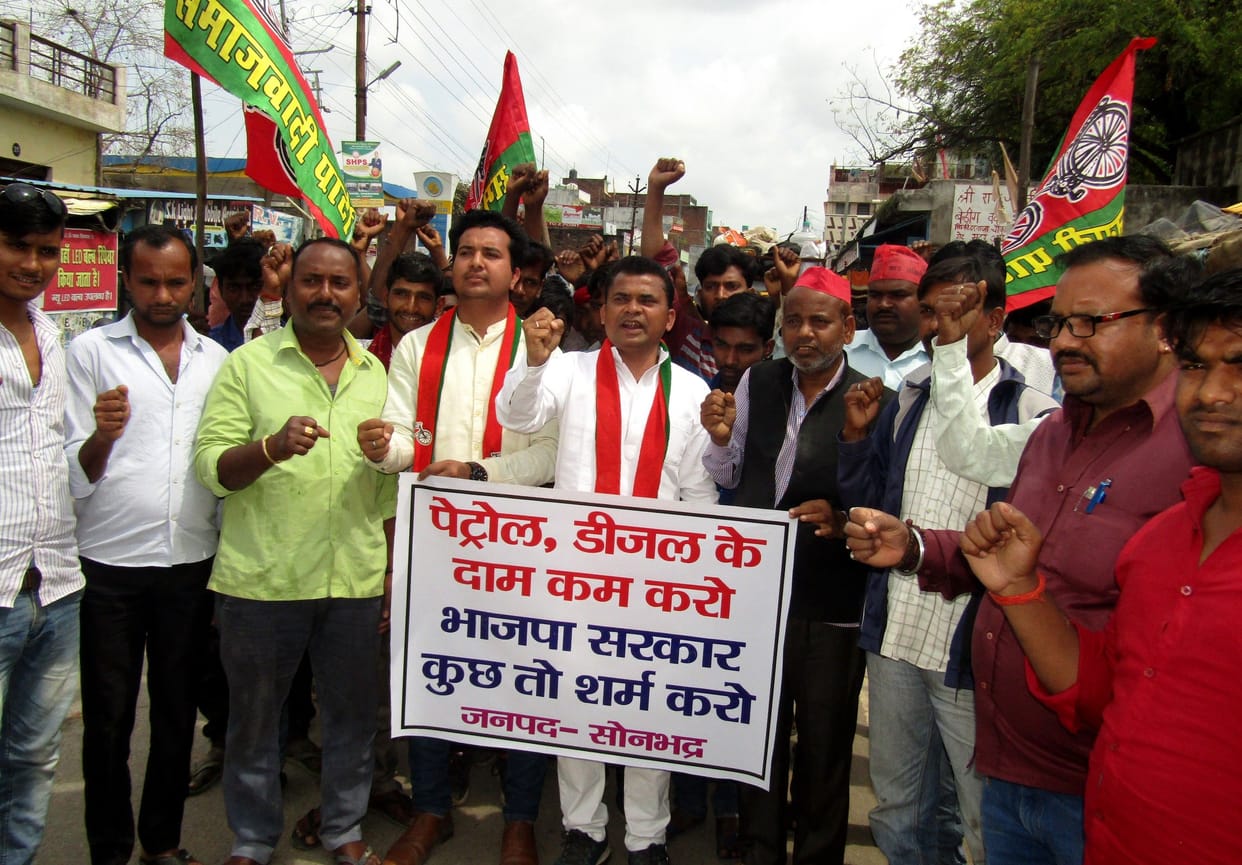 protest of sp for hike of petrol diesel rate