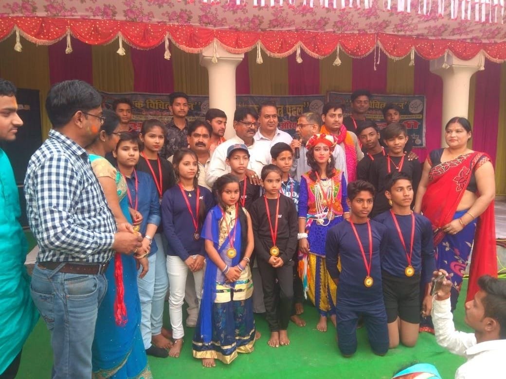 Flowers fiercely burst into Holi meeting in auraiya
