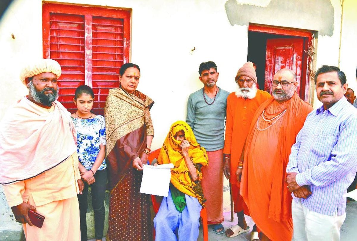Amar Ujala Foundation help to cancer patient for treatment in mathura