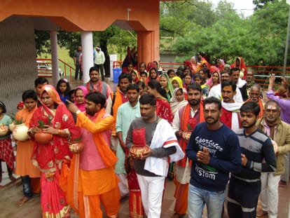 मंदिर परिसर में पूजन एवं यज्ञ मंडप की परिक्रमा करते लोग।