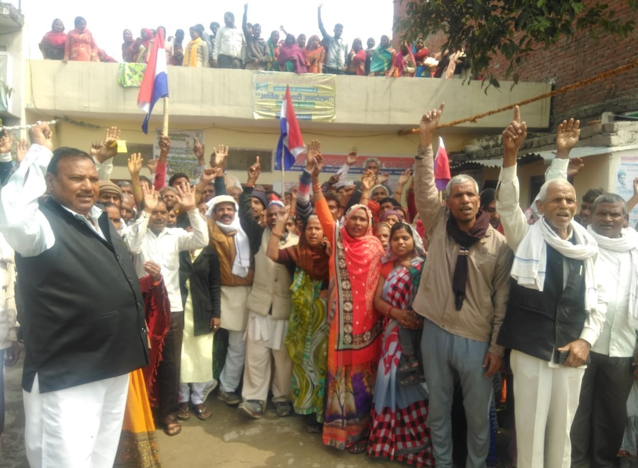 The announcement of the rail stop made the station a camp