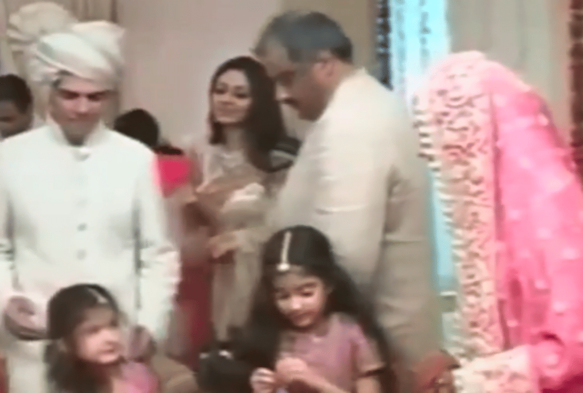 Janhvi Kapoor with sridevi at karishma Kapoor Wedding throwback videos