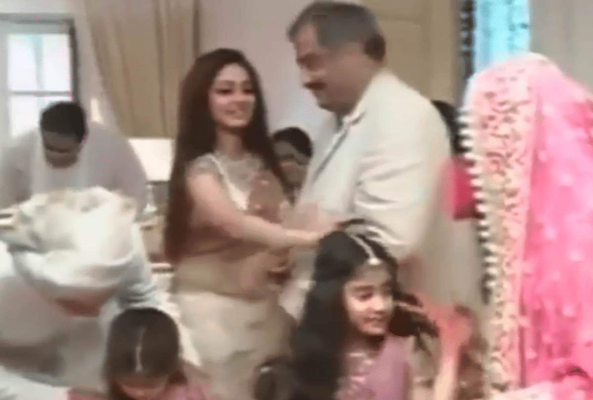 Janhvi Kapoor with sridevi at karishma Kapoor Wedding throwback videos