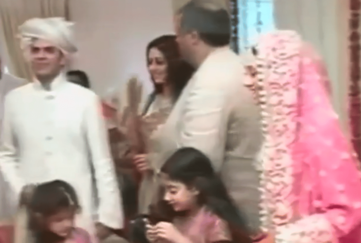 Janhvi Kapoor with sridevi at karishma Kapoor Wedding throwback videos