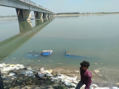 अनियंत्रित होकर नारायणी नदी में पलटी ट्रैक्टर ट्राली।