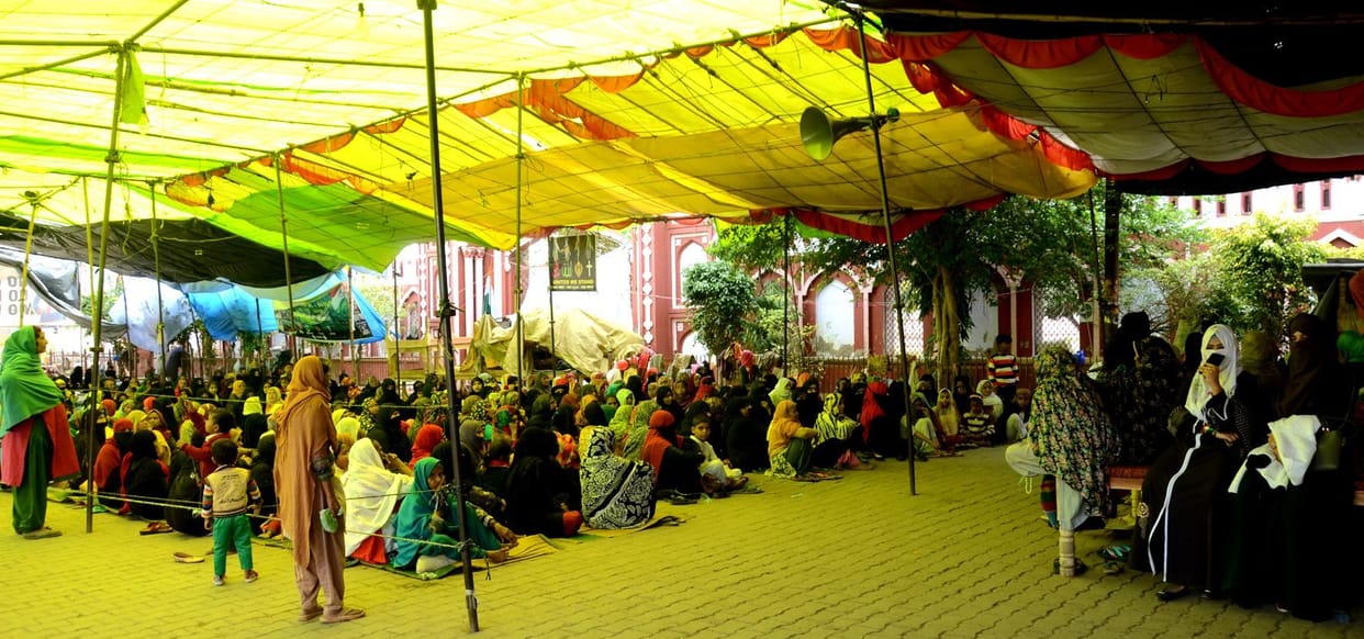 Caa protestors and Health workers  clash at shahjmaal.