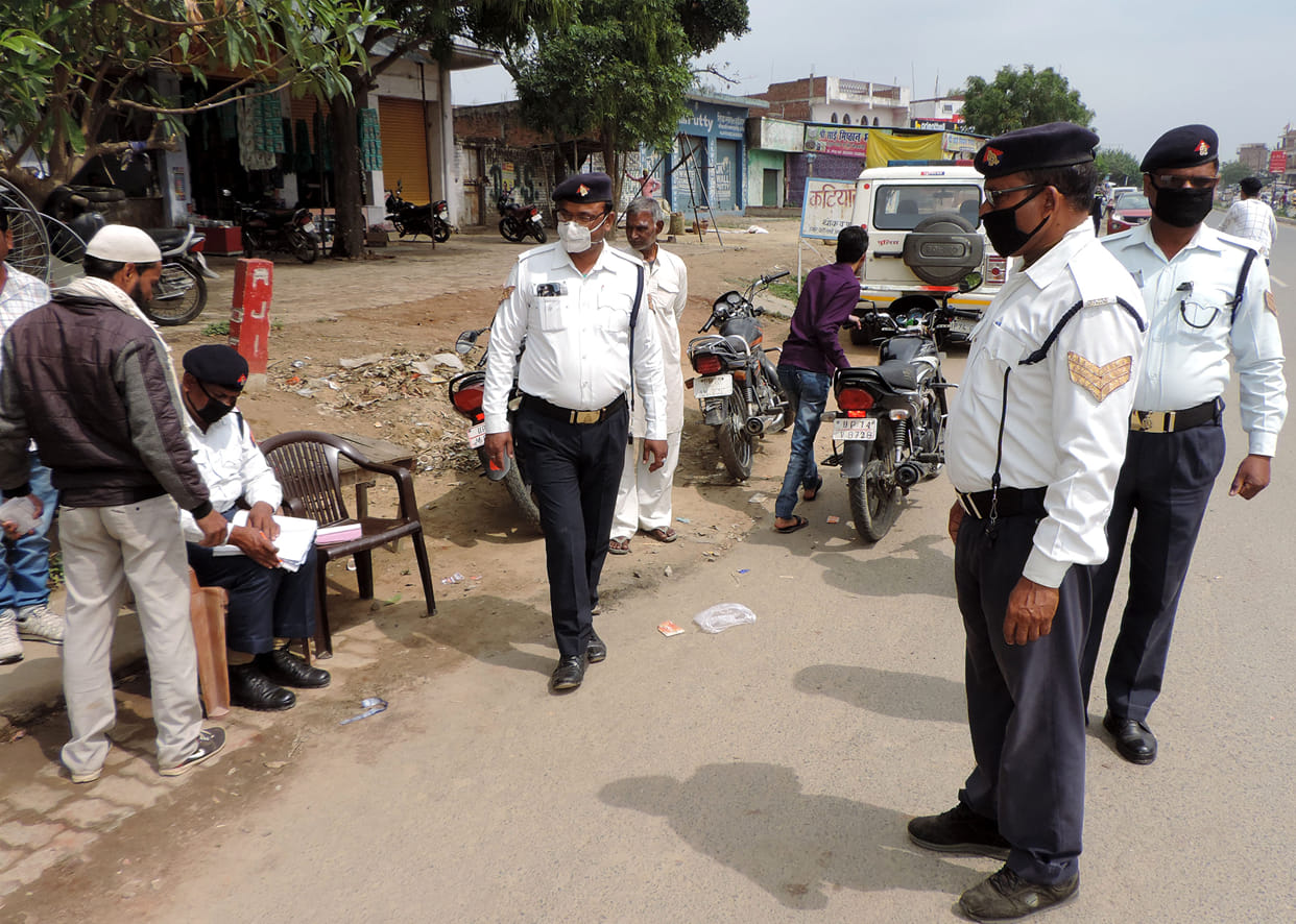 pulisakarmee maask lagaakar karen dyootee, saath mein rakhen sainitaijar