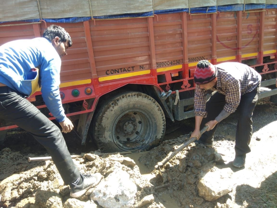 Five hours jammed on Chhauraja-Suvakhan route