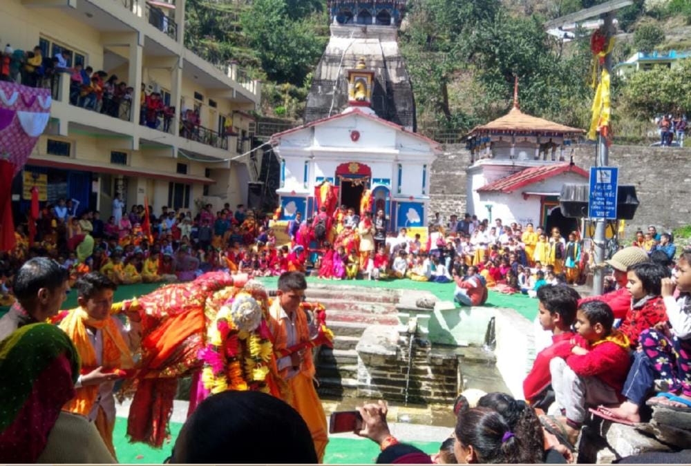 Coronavirus : Children Wear Mask and aware people on Phool Dei 2020 festival In uttarakhand