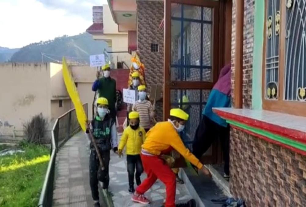 Coronavirus : Children Wear Mask and aware people on Phool Dei 2020 festival In uttarakhand