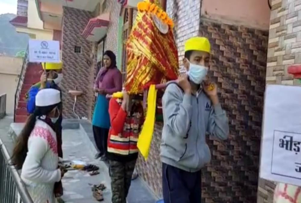 Coronavirus : Children Wear Mask and aware people on Phool Dei 2020 festival In uttarakhand