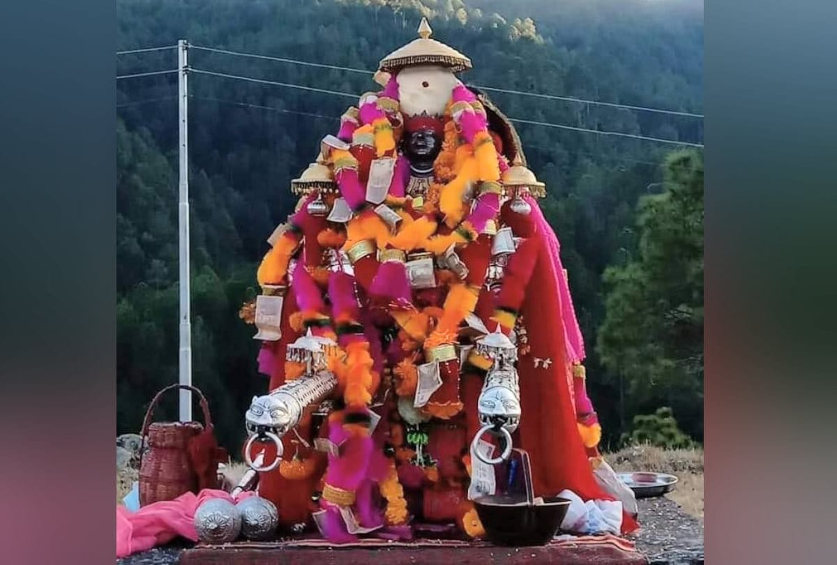 Corona Virus People take blessings of Dev Badeyogi in Karsog Mandi Himachal Pradesh