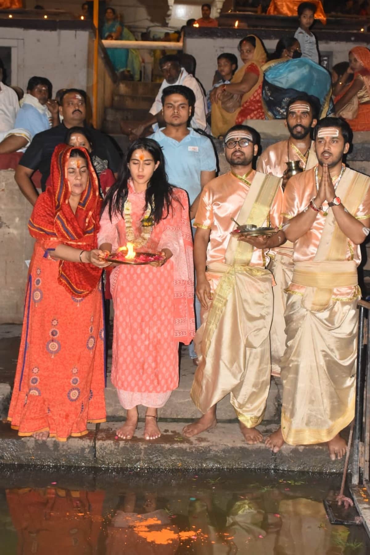 Sara ali khan walking in banaras ki galiyan varanasi ganga aarti with amrita singh