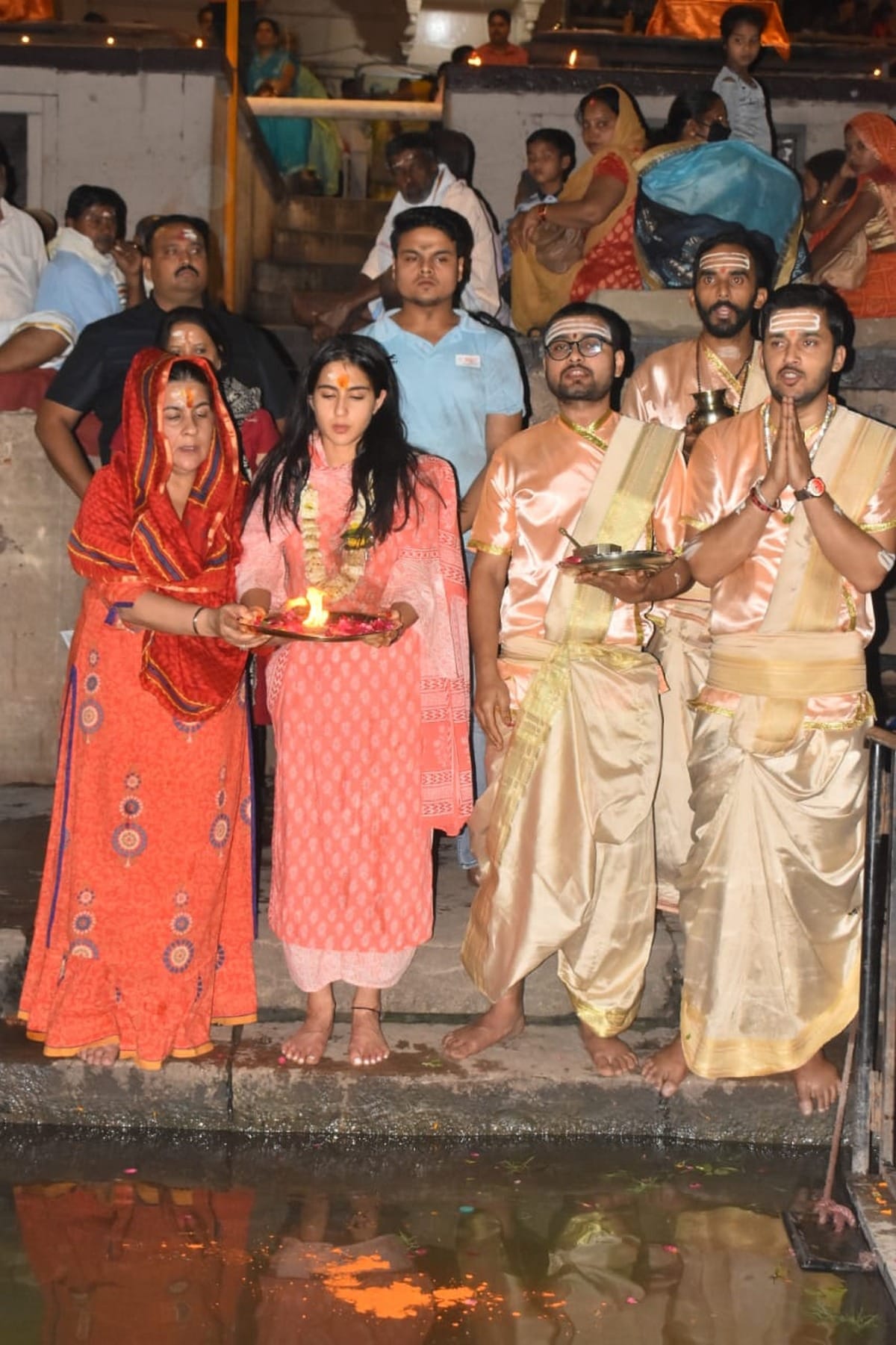 sara ali khan ganga aarti and shopping at varanasi