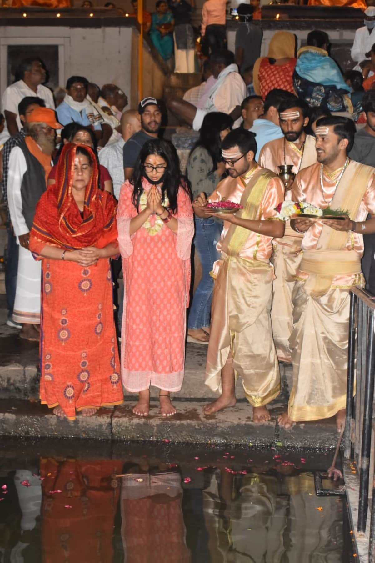 Sara ali khan with mother seeing ganga aarti worship puja in dashashwamedh ghat varanasi
