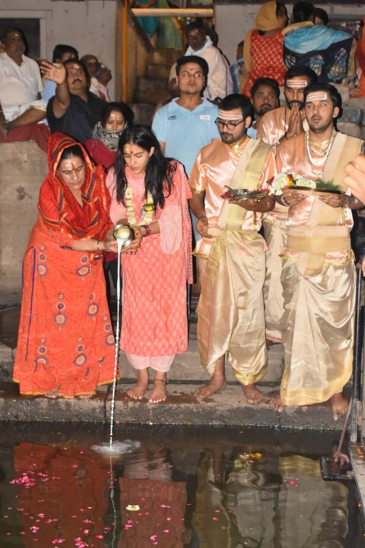 Sara Ali Khan worship at Kashi Vishwanath Temple Controversy over Touch vision in varanasi