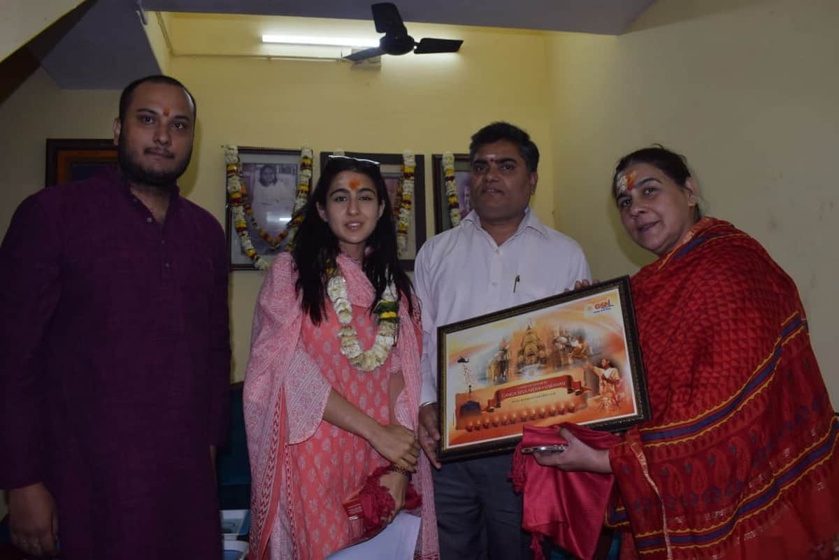 Sara ali khan with mother seeing ganga aarti worship puja in dashashwamedh ghat varanasi