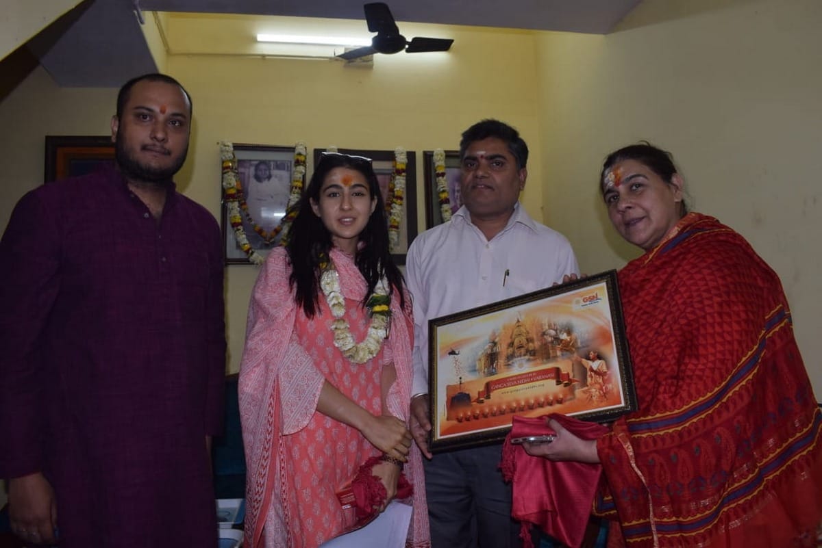 sara ali khan controversy investigation over worship Touch vision in Kashi Vishwanath Temple