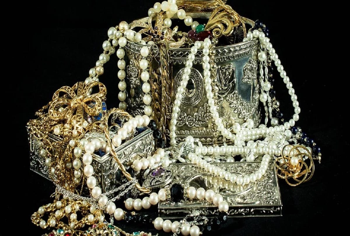 antique shop owner in canada found two crore treasure in house