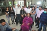 चर्च में ताला बंदी के कारण एकत्र हुए लखनऊ डायसिस के विशप पीटर वलदेव के साथ विभिन्न चर्चों के फा?