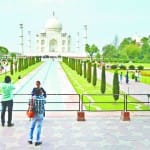 ताजमहल पर पर्यटकों की संख्या घटी
