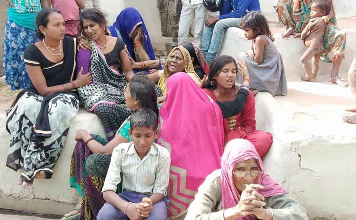 Two youth fell from the train in seat quarrel, situation is serious