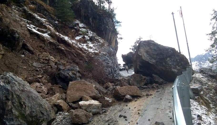 Speed of vehicles stopped on NH due to arrival of Boulder