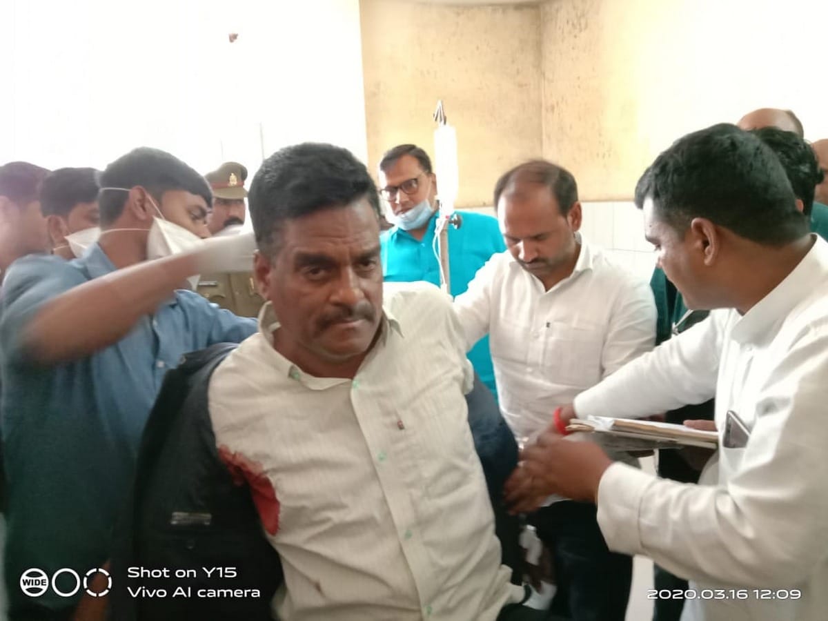 Advocate injured gun shot by bike riders in rasara in ballia