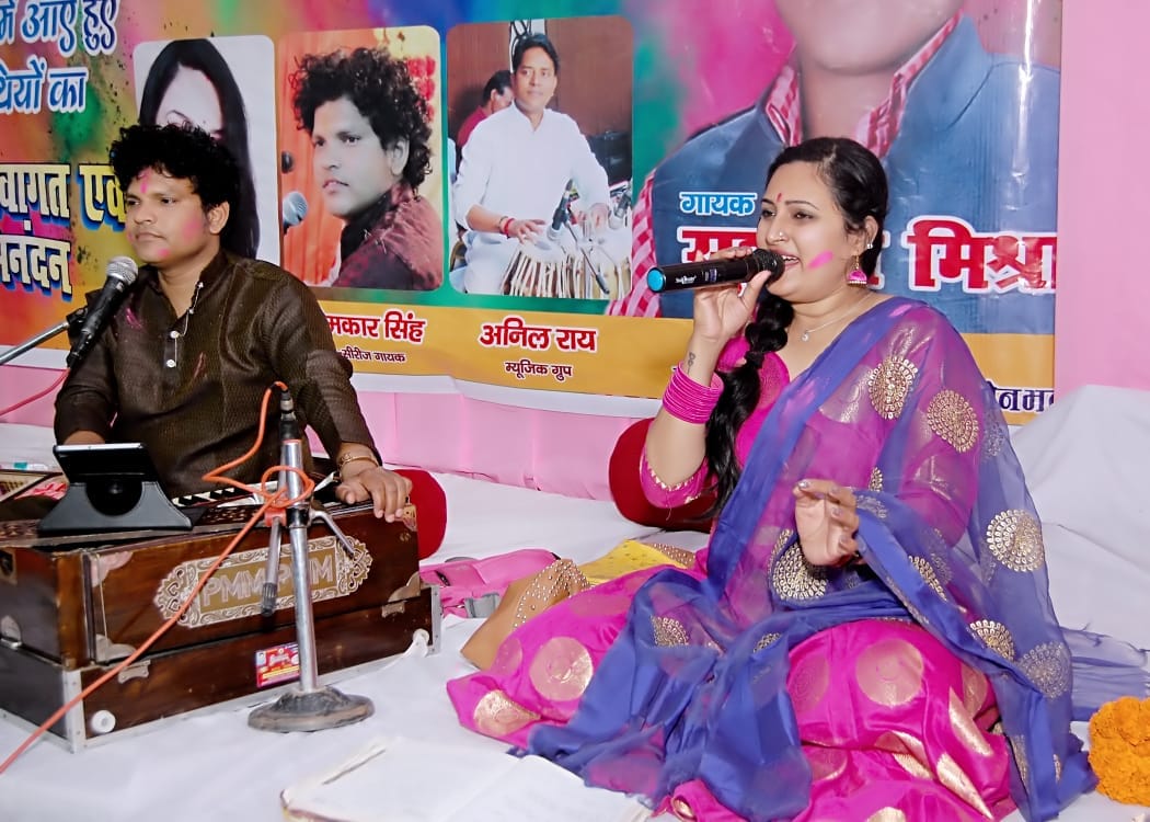Listeners swing on devotional and Holi songs