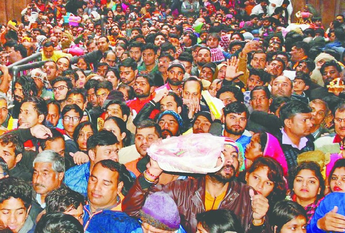 crowd of devotees gathered in the temples of Mathura Vrindavan before lockdown
