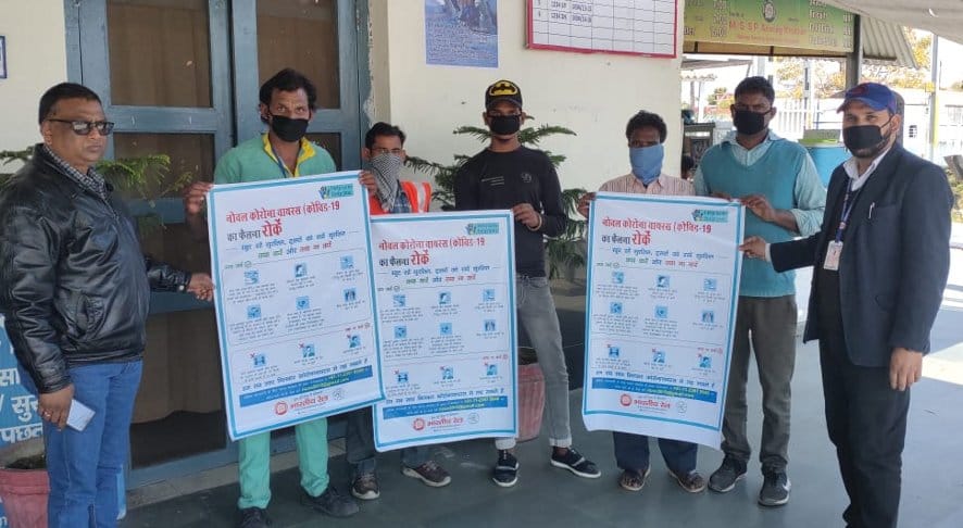 Distribute masks to railwaymen and porters