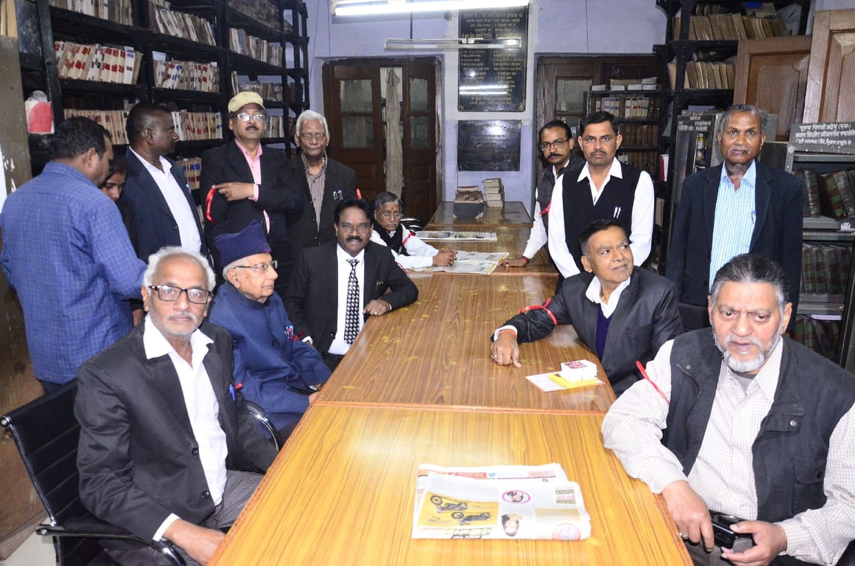 Lawyers protest by tying red band