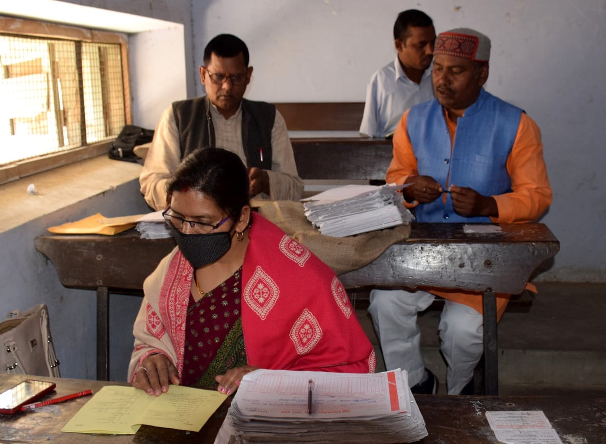 Neither a meter distance nor napkin nearby in evaluation center