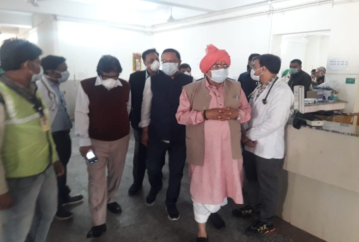 Up Minister Chaudhary Udaybhan Singh Visits Sn Medical College For Corona Virus