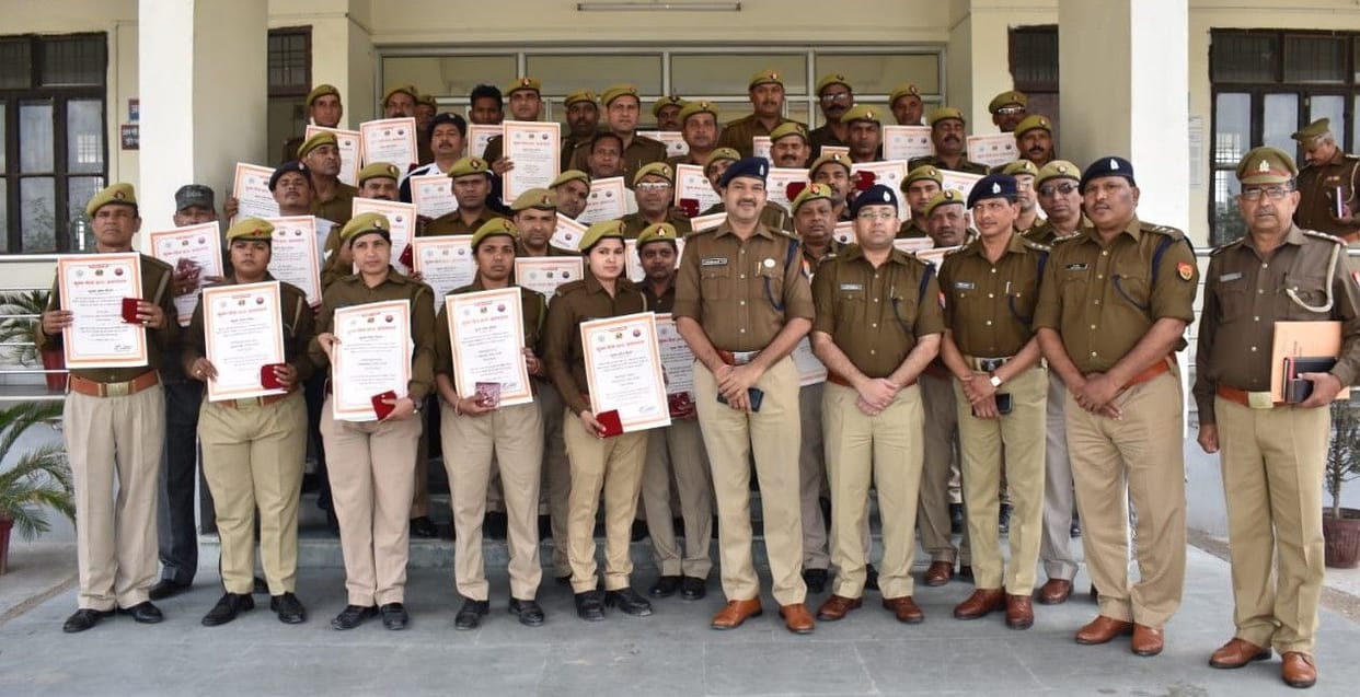 Hathras: SP awarded Kumbh Mela Seva Medal to police personnel