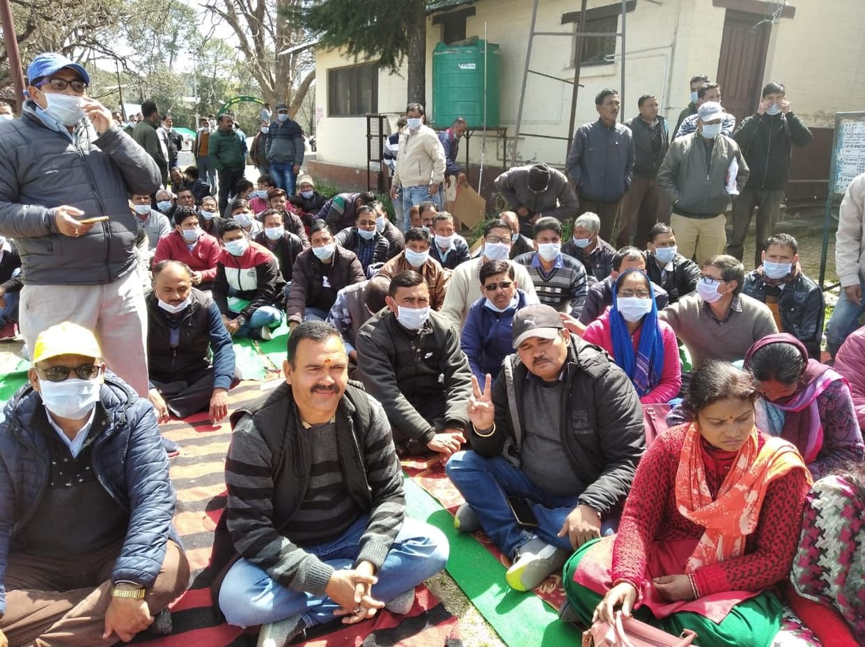 Employees strike in Ranikhet wearing masks
