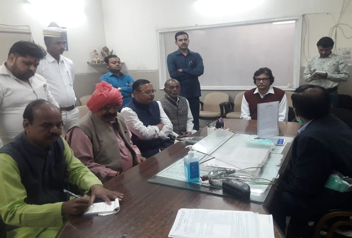 Up Minister Chaudhary Udaybhan Singh Visits Sn Medical College For Corona Virus