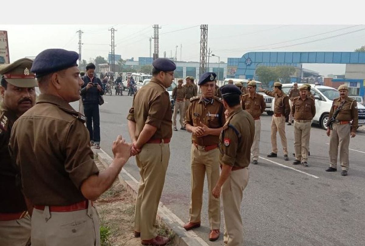 encounter between police and cow smugglers on highway in Mathura