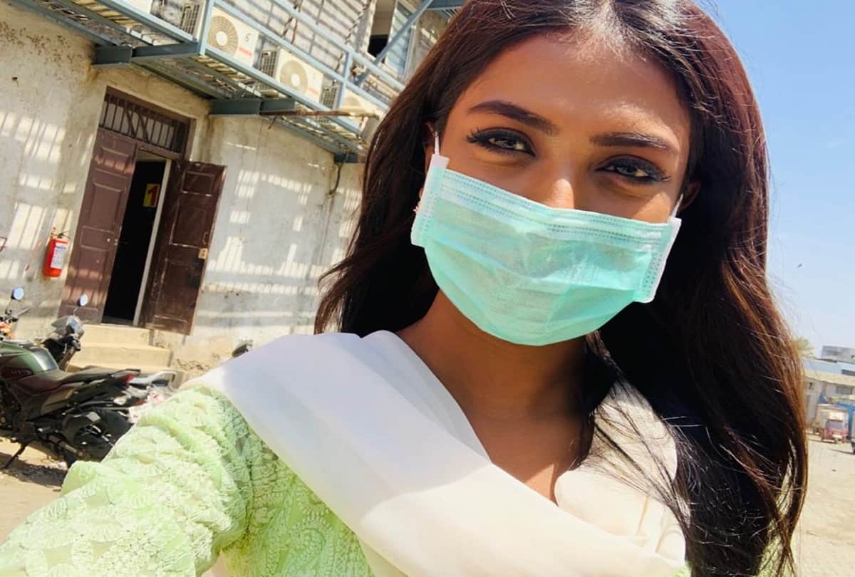 Television Actress Poulomi Das Distributed Mask on The Sets of Kartik Poornima Due To Corona Virus