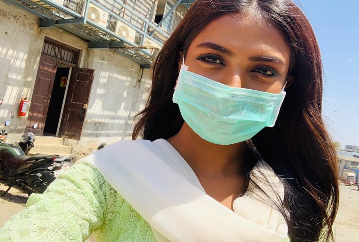 Television Actress Poulomi Das Distributed Mask on The Sets of Kartik Poornima Due To Corona Virus