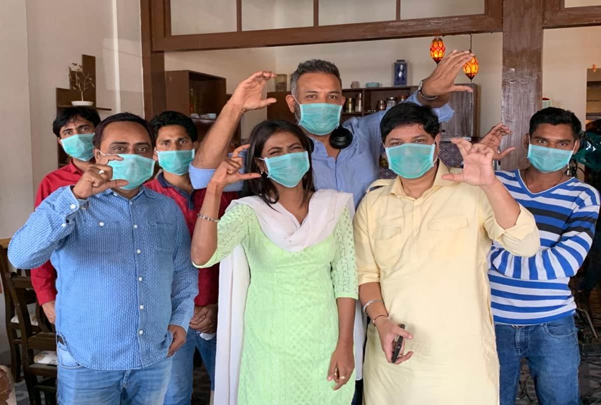 Television Actress Poulomi Das Distributed Mask on The Sets of Kartik Poornima Due To Corona Virus
